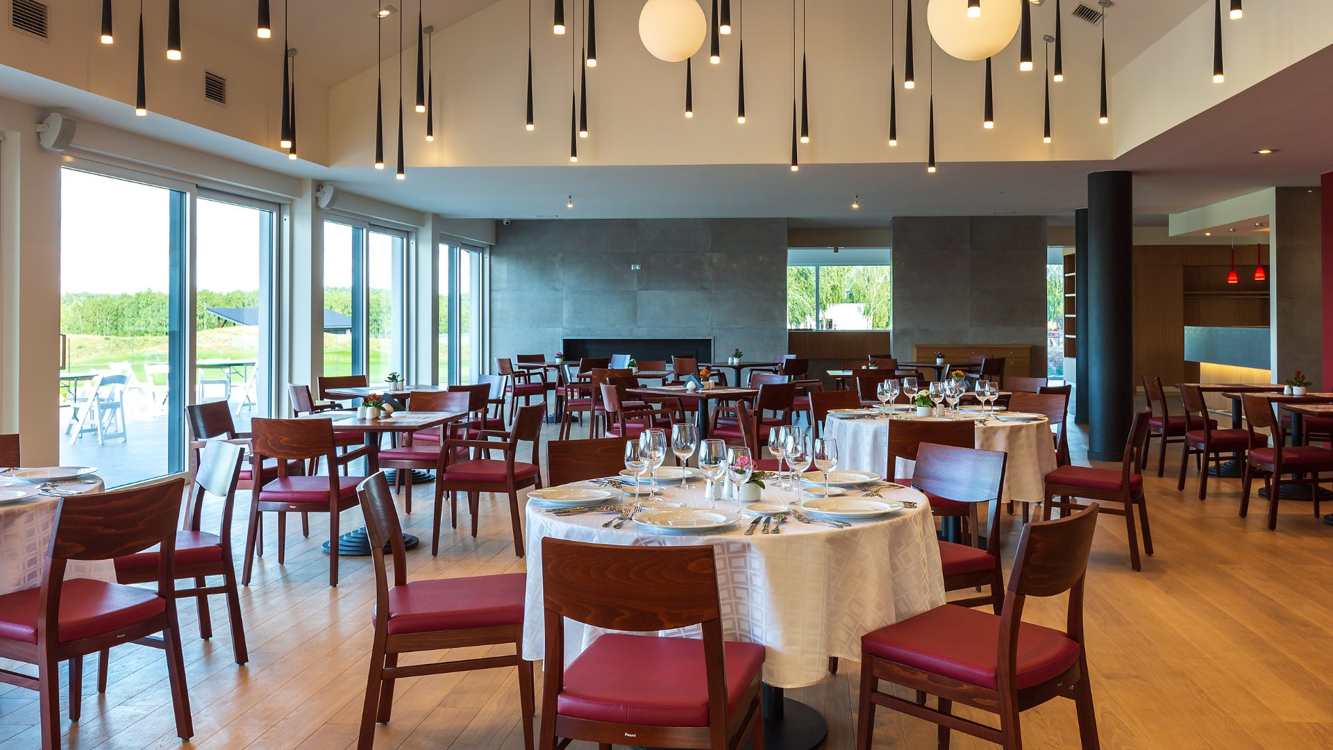 Gedeckte Tische im Restaurant des Clubhauses