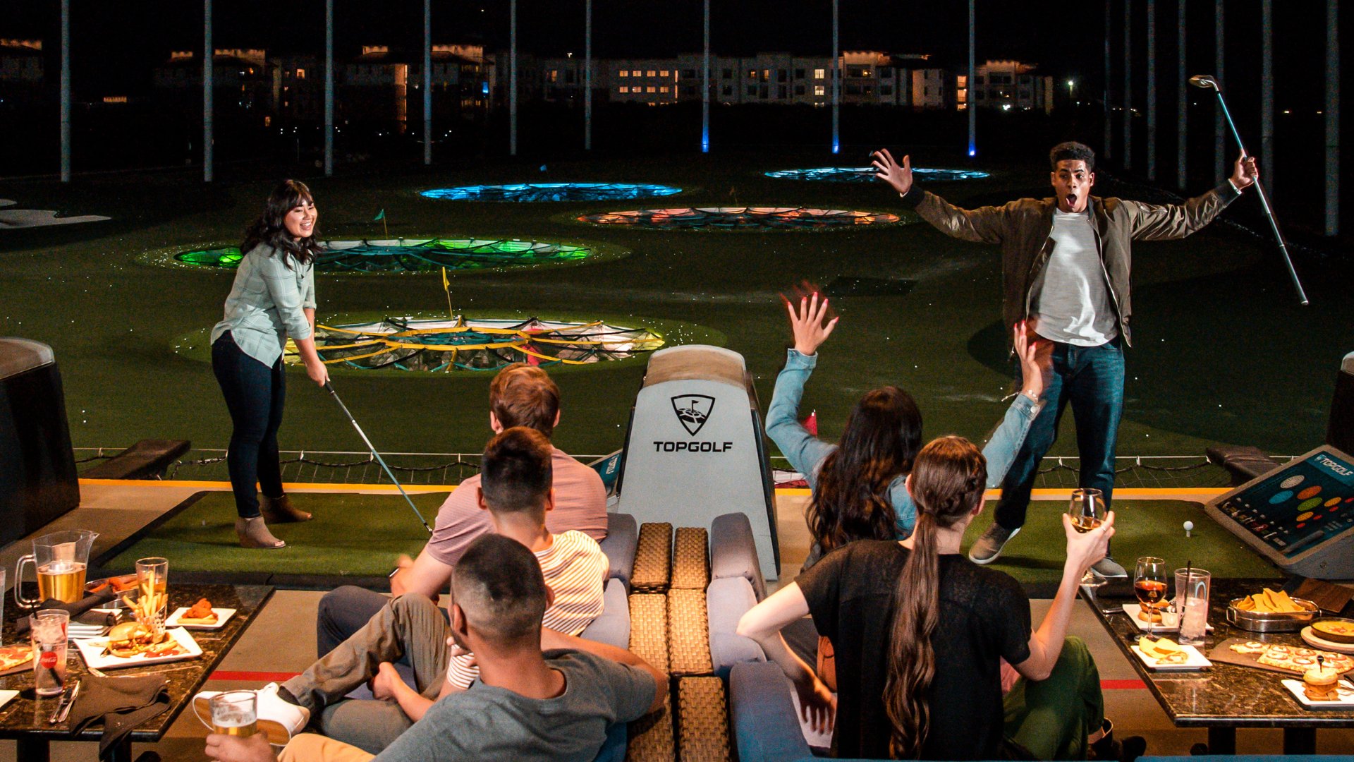 Snacks, Drinks und Golf bei Topgolf Oberhausen