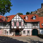 Golf, Geschichte und Genuss: Relais & Châteaux Hardenberg BurgHotel und Golf Club Hardenberg Haupteingang des Relais & Châteaux Hardenberg BurgHotel vor der BurgRuine Hardenberg