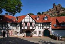 Golf, Geschichte und Genuss: Relais & Châteaux Hardenberg BurgHotel und Golf Club Hardenberg Haupteingang des Relais & Châteaux Hardenberg BurgHotel vor der BurgRuine Hardenberg