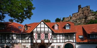 Golf, Geschichte und Genuss: Relais & Châteaux Hardenberg BurgHotel und Golf Club Hardenberg Haupteingang des Relais & Châteaux Hardenberg BurgHotel vor der BurgRuine Hardenberg