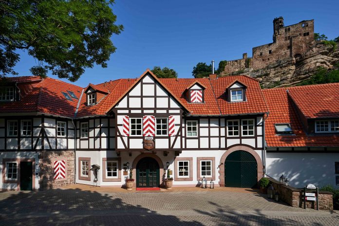 Haupteingang des Relais & Châteaux Hardenberg BurgHotel vor der BurgRuine Hardenberg