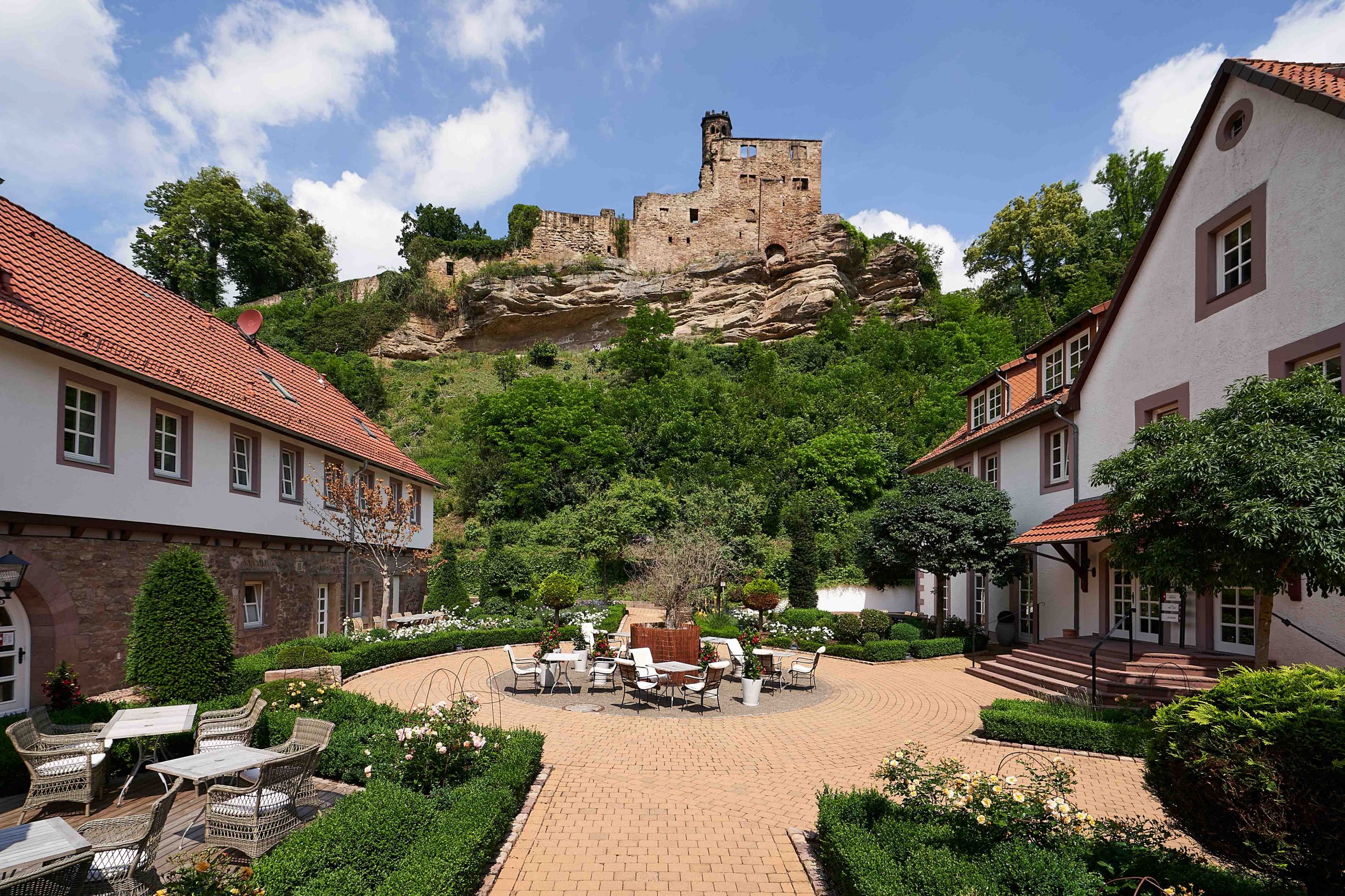 BurgHotel Hardenberg Innenhof mit Blick auf die BurgRuine